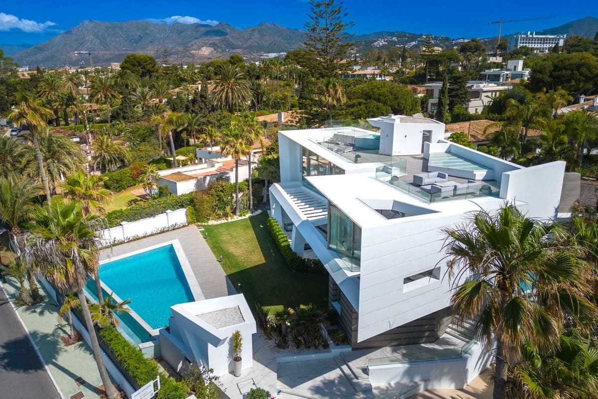 6 sypialnia Willa na sprzedaż w Los Monteros z basenem garażem - 12 500 000 € (Ref: 8550774)