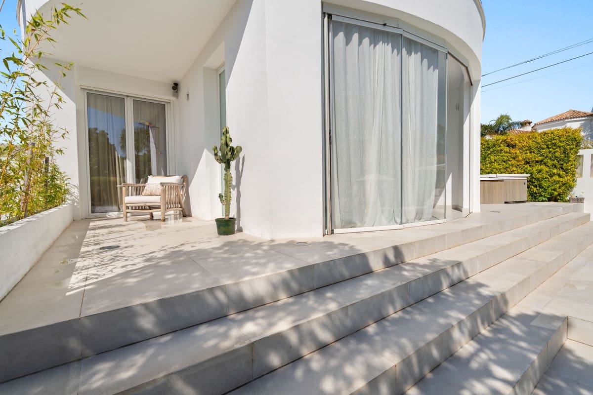 3 bedroom Villa for sale in Marbesa with pool garage - € 1,595,000 (Ref: 8552080)