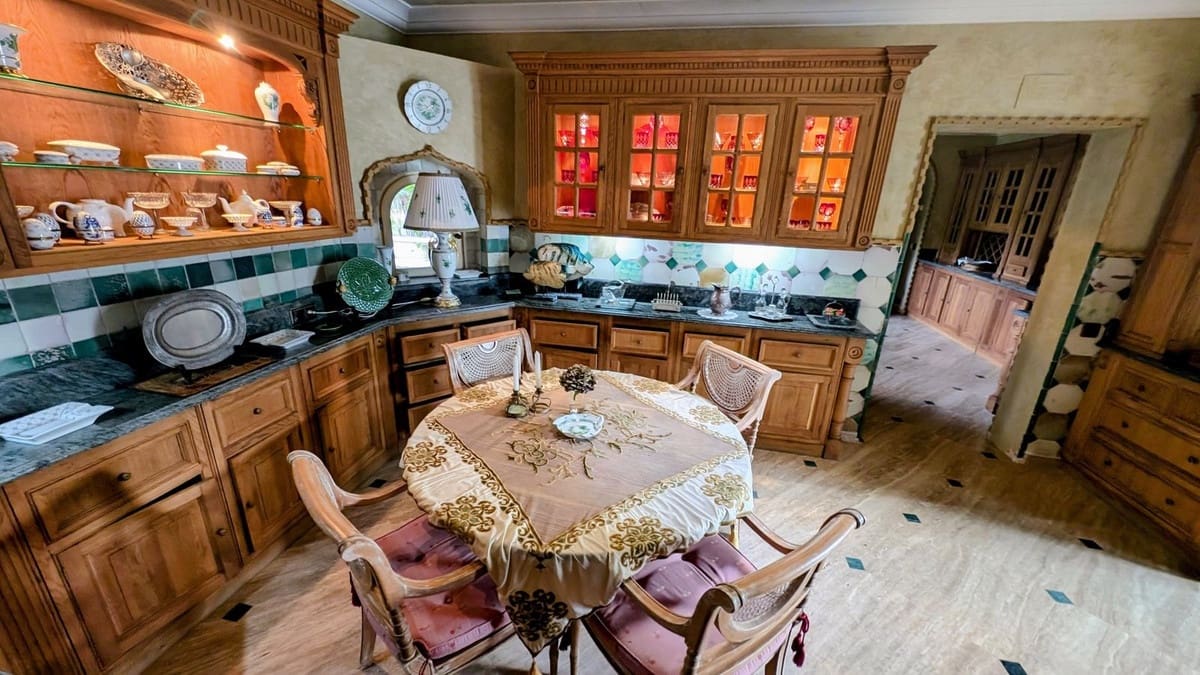 16 slaapkamer Commercieel te koop in San Roque met zwembad garage - € 20.000.000 (Ref: 8579566)