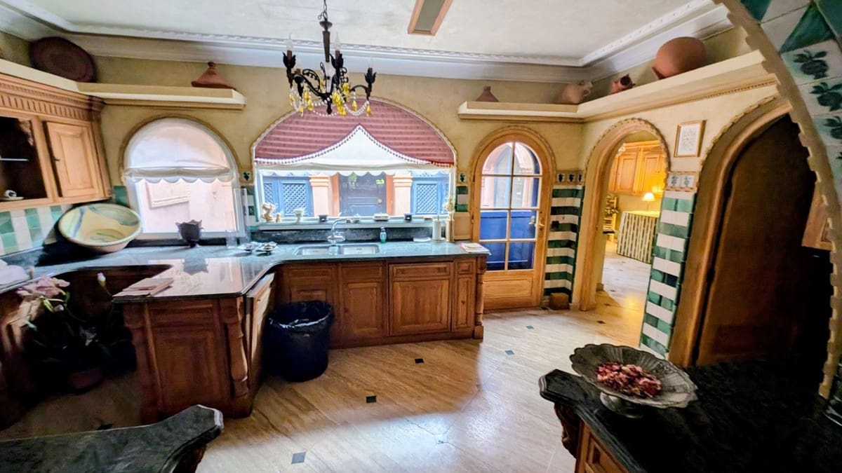 16 slaapkamer Commercieel te koop in San Roque met zwembad garage - € 20.000.000 (Ref: 8579566)