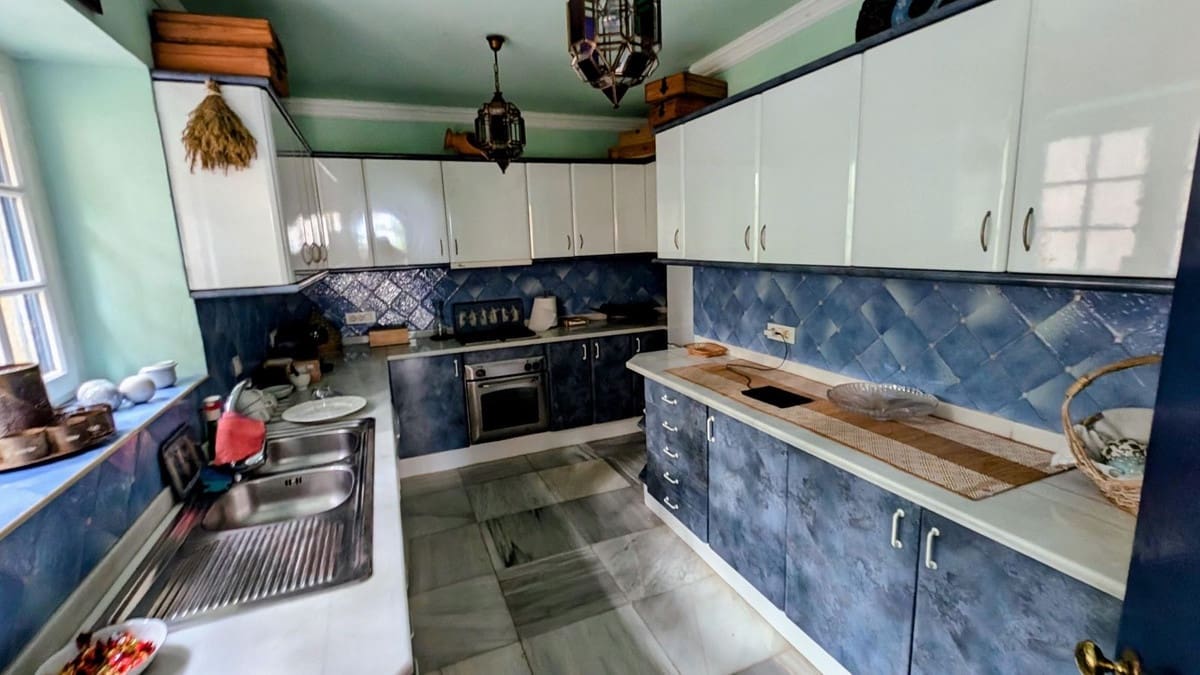 16 slaapkamer Commercieel te koop in San Roque met zwembad garage - € 20.000.000 (Ref: 8579566)