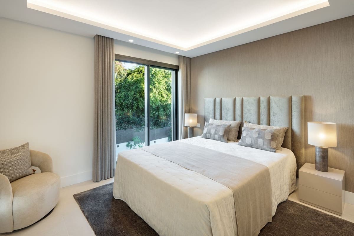 5 bedroom Villa for sale in Nueva Andalucia with pool garage - € 6,250,000 (Ref: 8597148)