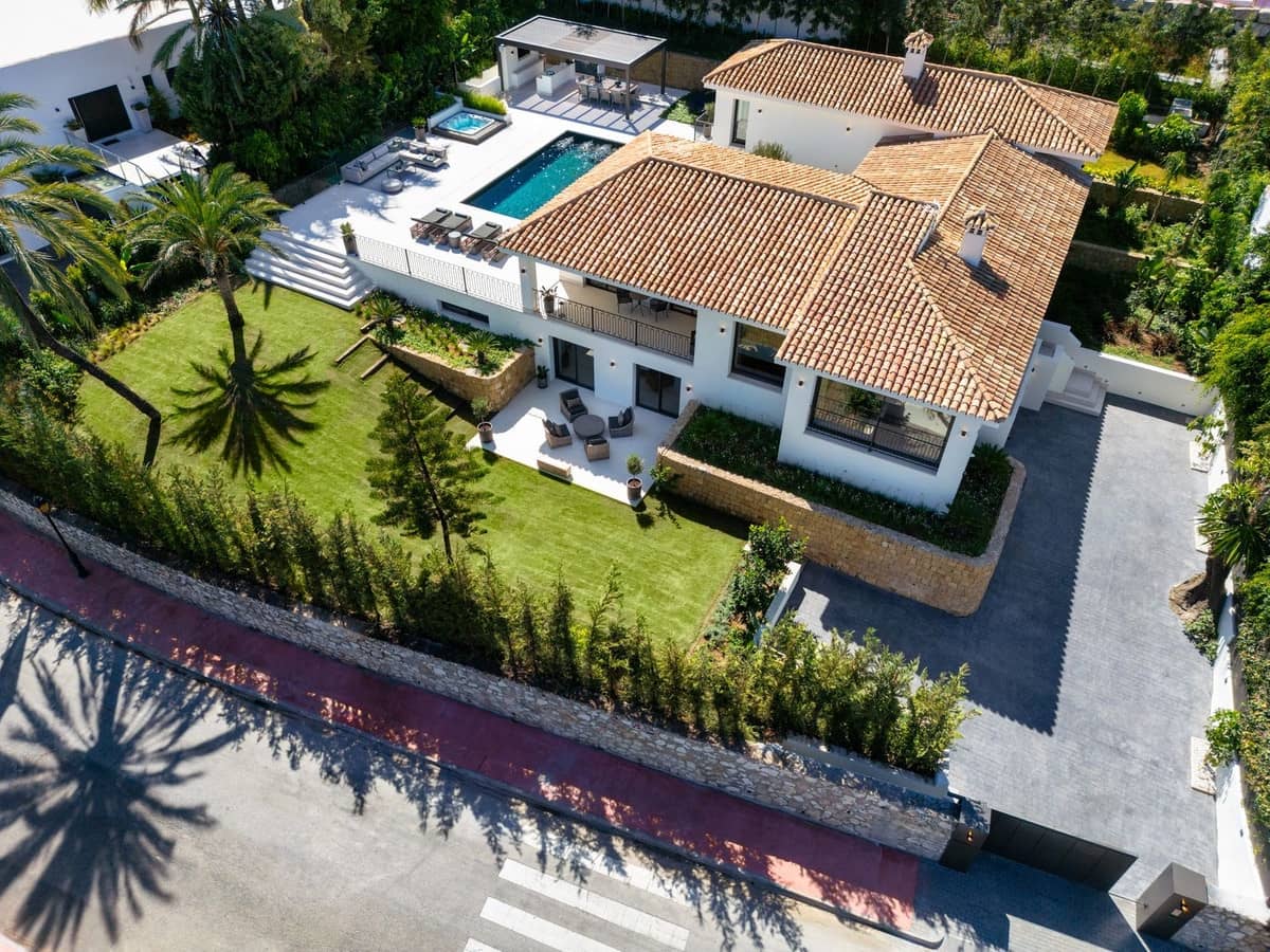 5 bedroom Villa for sale in Nueva Andalucia with pool garage - € 6,250,000 (Ref: 8597148)