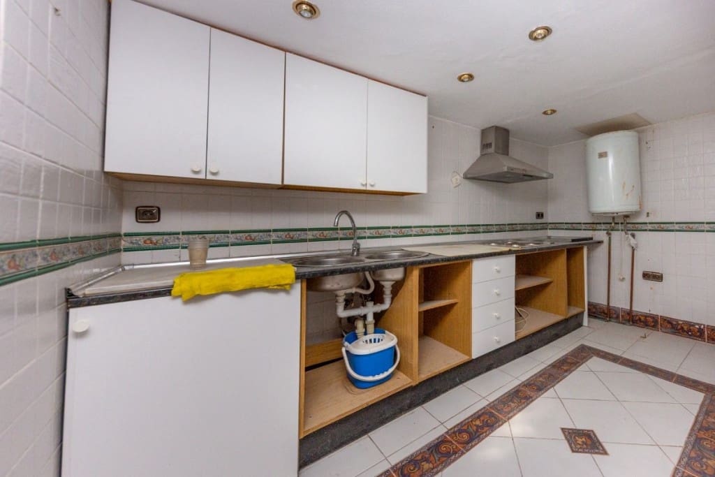 Kommersiell til salgs i Malaga by - € 3 800 000 (Ref: 8601404)