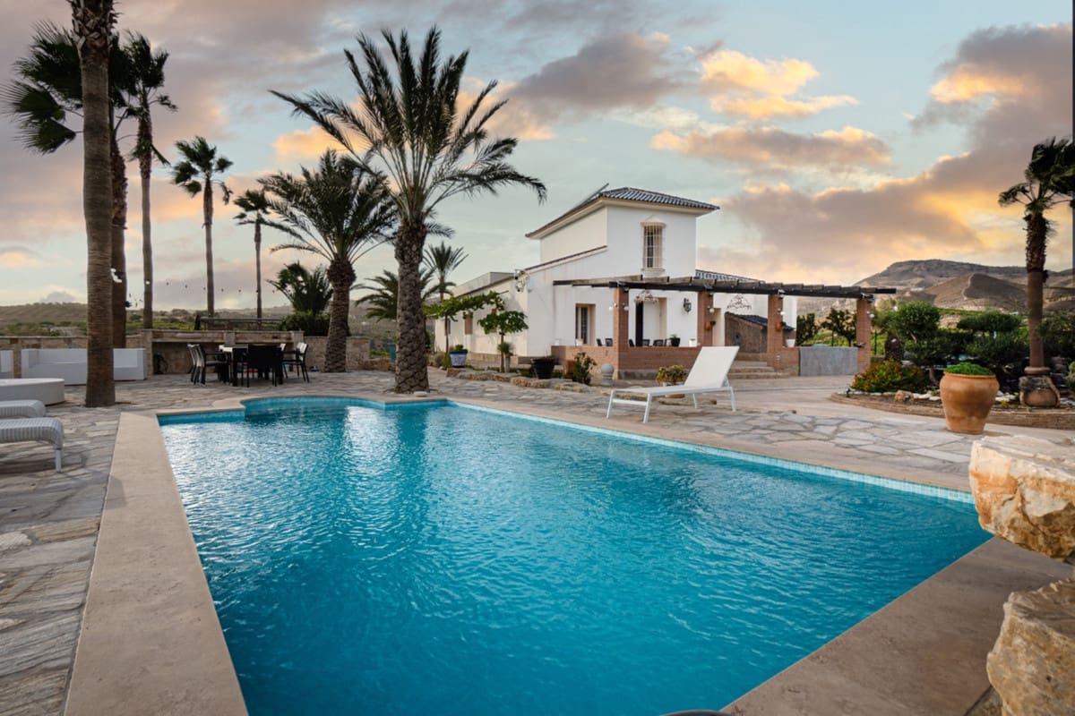 4 sypialnia Finka/Dom wiejski na sprzedaż w Pizarra z basenem - 3 150 000 € (Ref: 8634414)