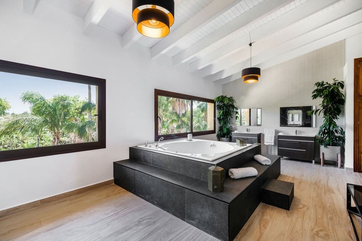 10 makuuhuone Huvila myytävänä paikassa Nueva Andalucia mukana uima-altaan 
autotalli - 15 000 000 € (Ref: 8684735)