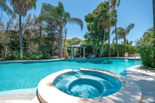 10 makuuhuone Huvila myytävänä paikassa Las Brisas, Marbella mukana uima-altaan 
autotalli - 15 000 000 € (Ref: 8684735)