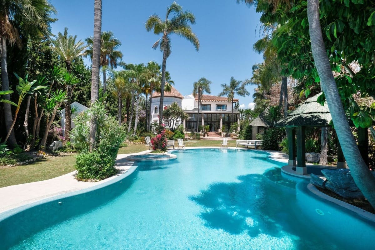 10 makuuhuone Huvila myytävänä paikassa Nueva Andalucia mukana uima-altaan 
autotalli - 15 000 000 € (Ref: 8684735)