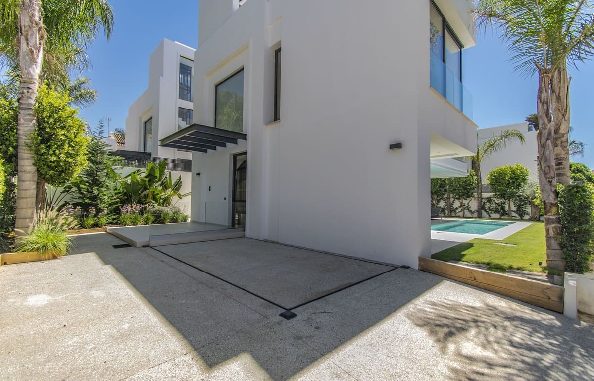 4 soverom Villa til salgs i Golden Mile med svømmebasseng garasje - € 3 750 000 (Ref: 8684781)