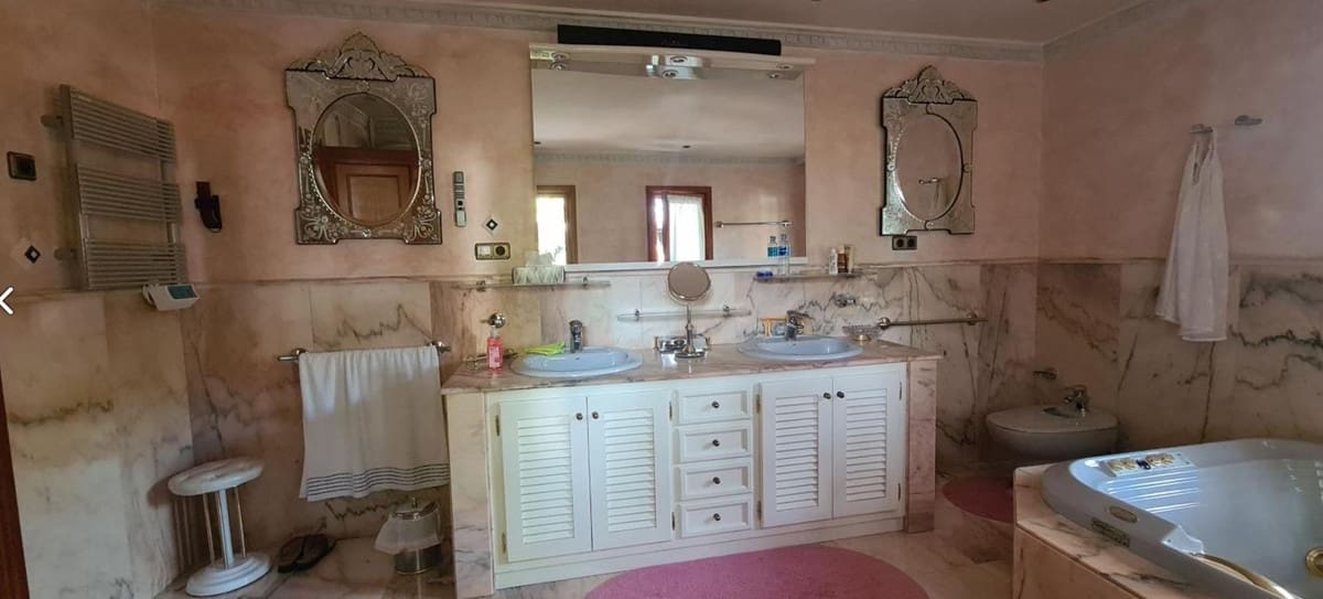 9 slaapkamer Villa te koop in Cabopino met zwembad - € 3.800.000 (Ref: 8684787)