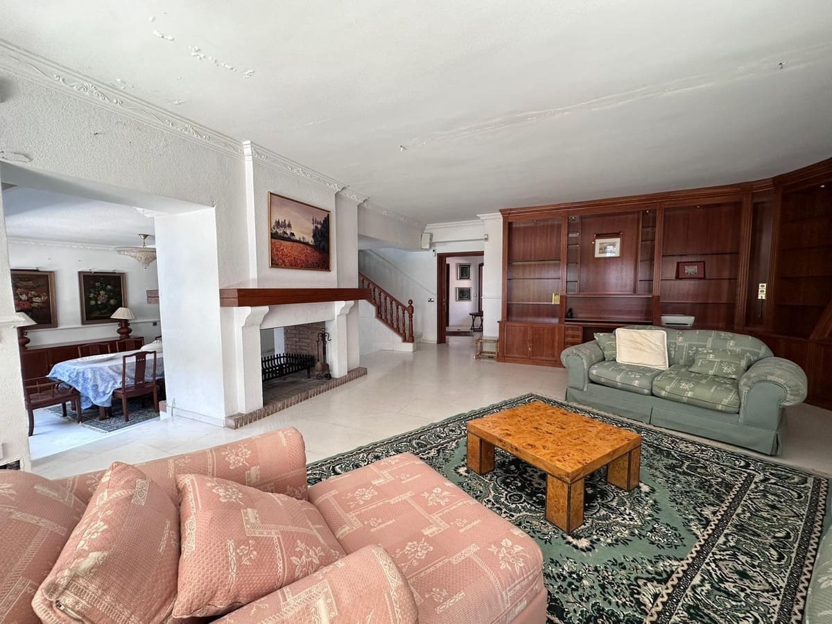 9 slaapkamer Villa te koop in Cabopino met zwembad - € 3.800.000 (Ref: 8684787)