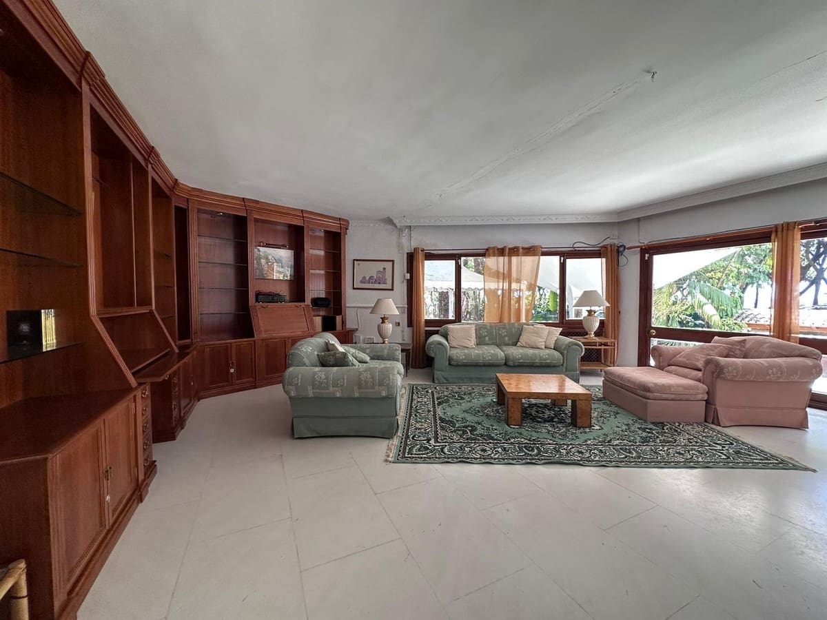 9 slaapkamer Villa te koop in Cabopino met zwembad - € 3.800.000 (Ref: 8684787)