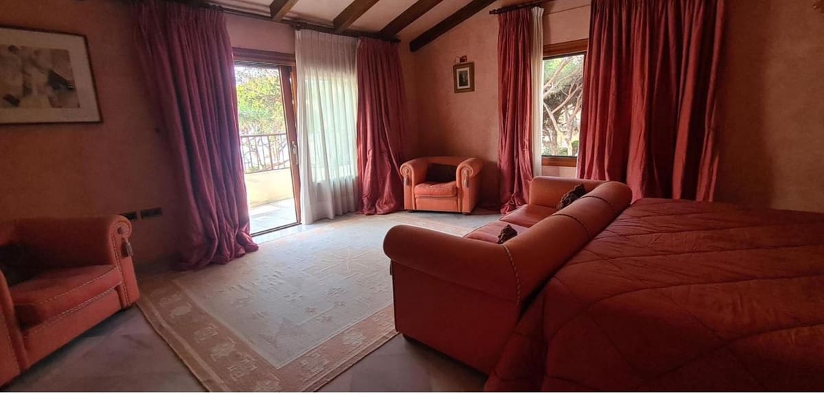 9 slaapkamer Villa te koop in Cabopino met zwembad - € 3.800.000 (Ref: 8684787)