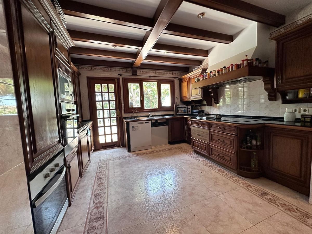 9 slaapkamer Villa te koop in Cabopino met zwembad - € 3.800.000 (Ref: 8684787)