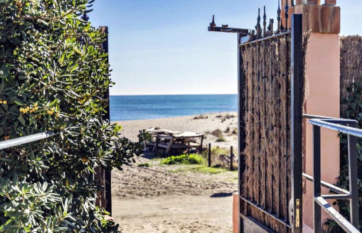 15 sypialnia Hotel na sprzedaż w Manilva z basenem garażem - 3 100 000 € (Ref: 8696520)