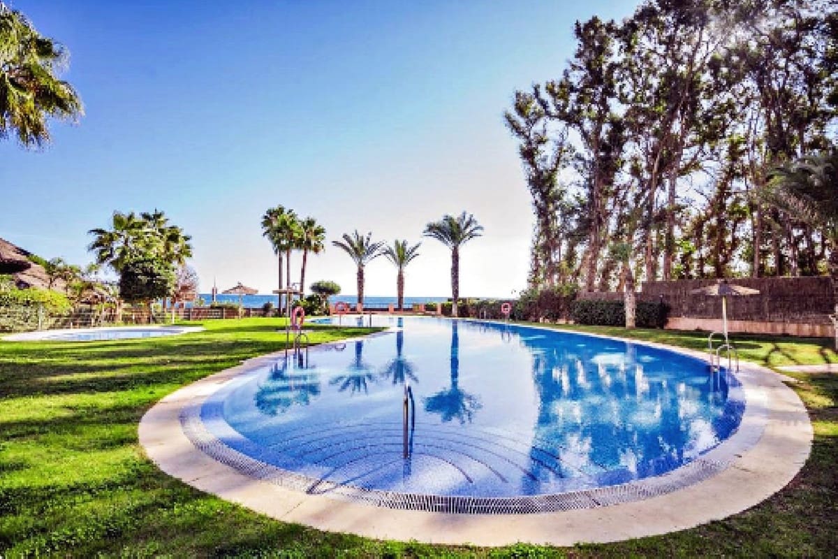 15 sypialnia Hotel na sprzedaż w Manilva z basenem garażem - 3 100 000 € (Ref: 8696520)