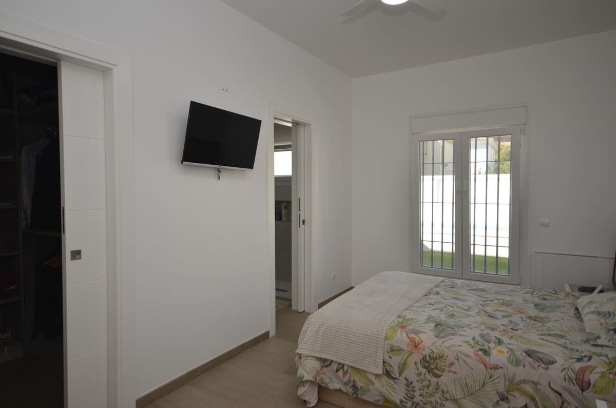 4 soverom Villa til salgs i Manilva med svømmebasseng garasje - € 1 850 000 (Ref: 8712518)