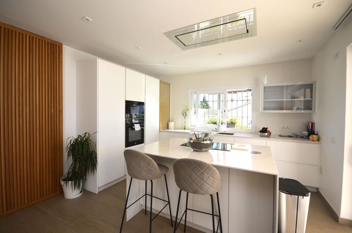 4 soverom Villa til salgs i Manilva med svømmebasseng garasje - € 1 850 000 (Ref: 8712518)