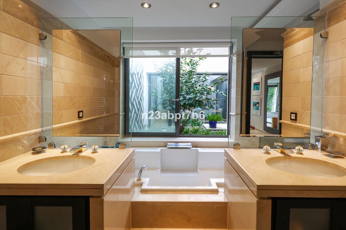 4 sypialnia Willa na sprzedaż w Puerto Banus z basenem garażem - 12 000 000 € (Ref: 8763571)