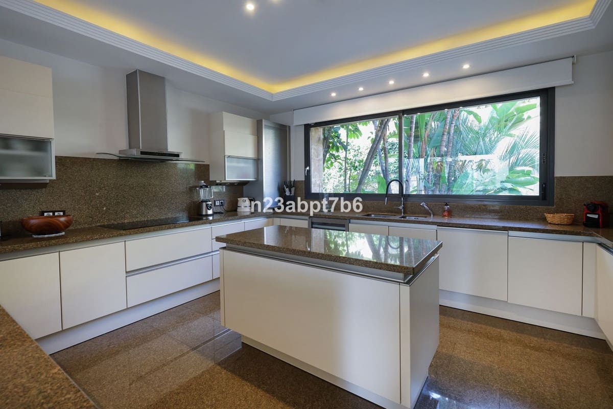 4 sypialnia Willa na sprzedaż w Puerto Banus z basenem garażem - 12 000 000 € (Ref: 8763571)