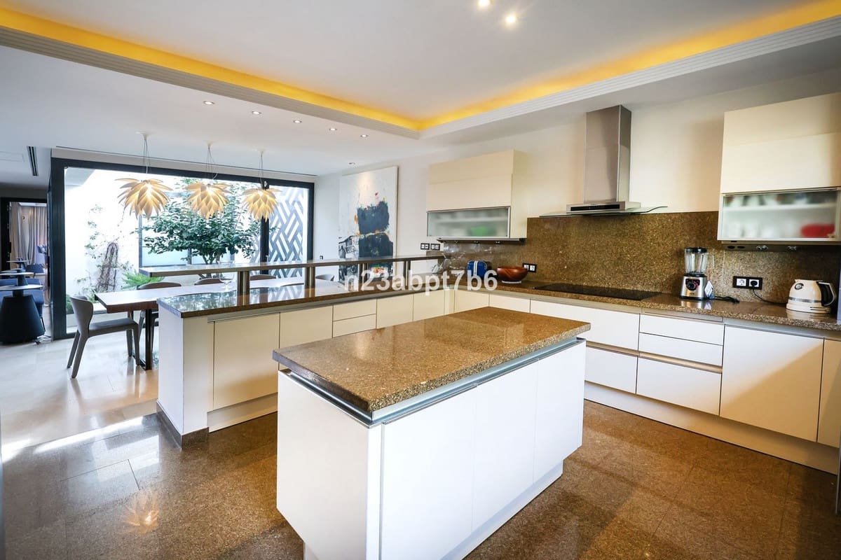 4 sypialnia Willa na sprzedaż w Puerto Banus z basenem garażem - 12 000 000 € (Ref: 8763571)