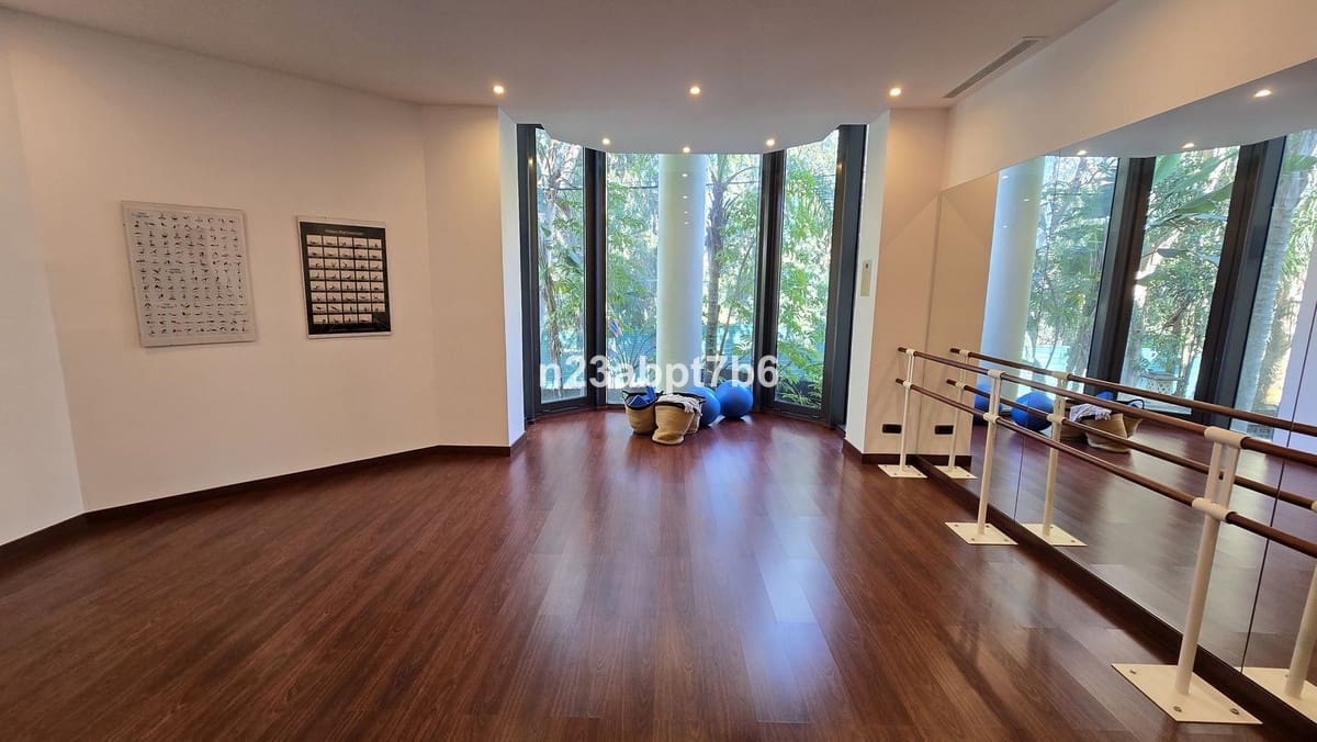 4 sypialnia Willa na sprzedaż w Puerto Banus z basenem garażem - 12 000 000 € (Ref: 8763571)