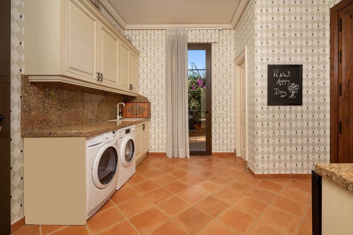 8 sypialnia Willa na sprzedaż w Guadalmina z basenem garażem - 7 500 000 € (Ref: 8763575)