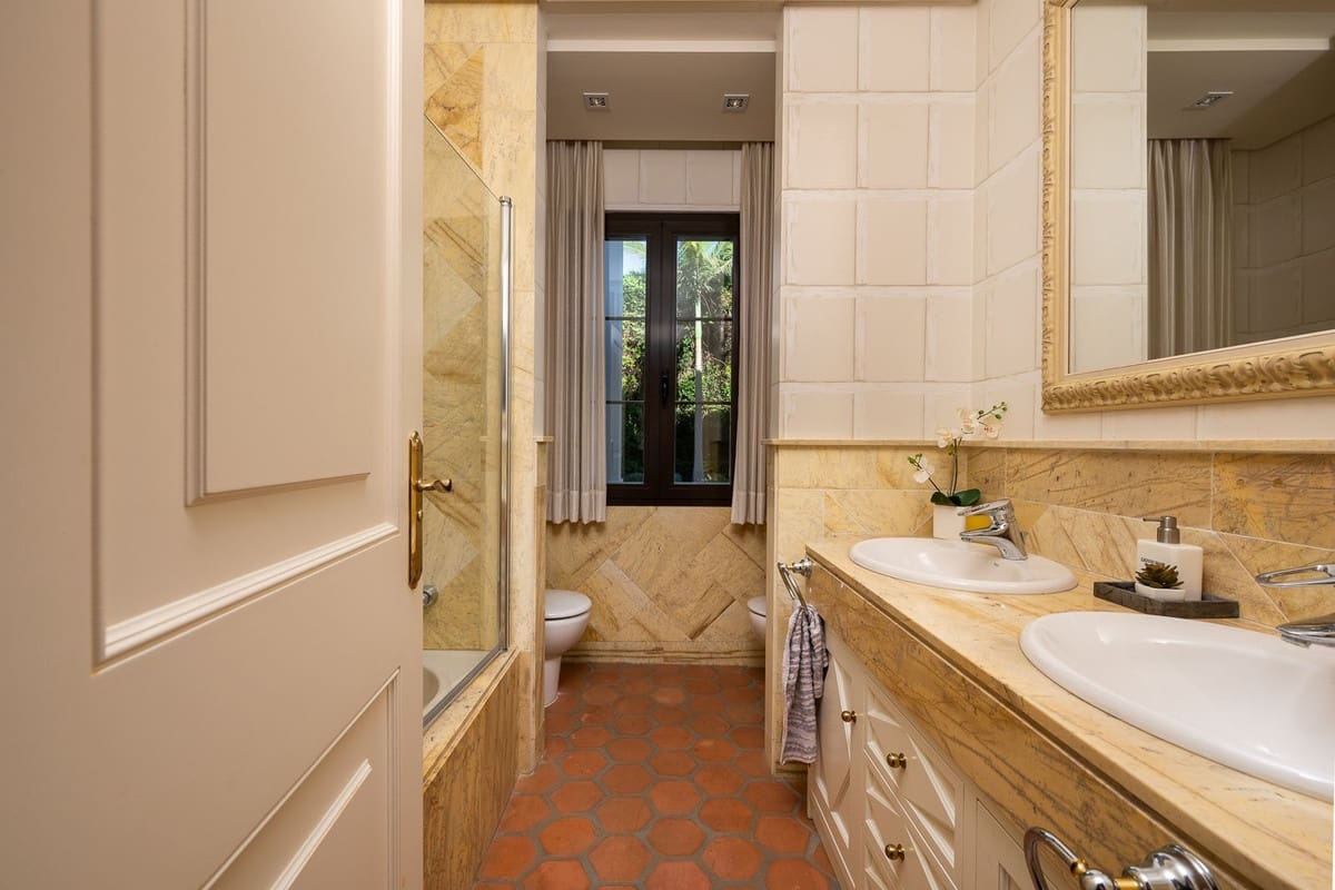 8 sypialnia Willa na sprzedaż w Guadalmina z basenem garażem - 7 500 000 € (Ref: 8763575)