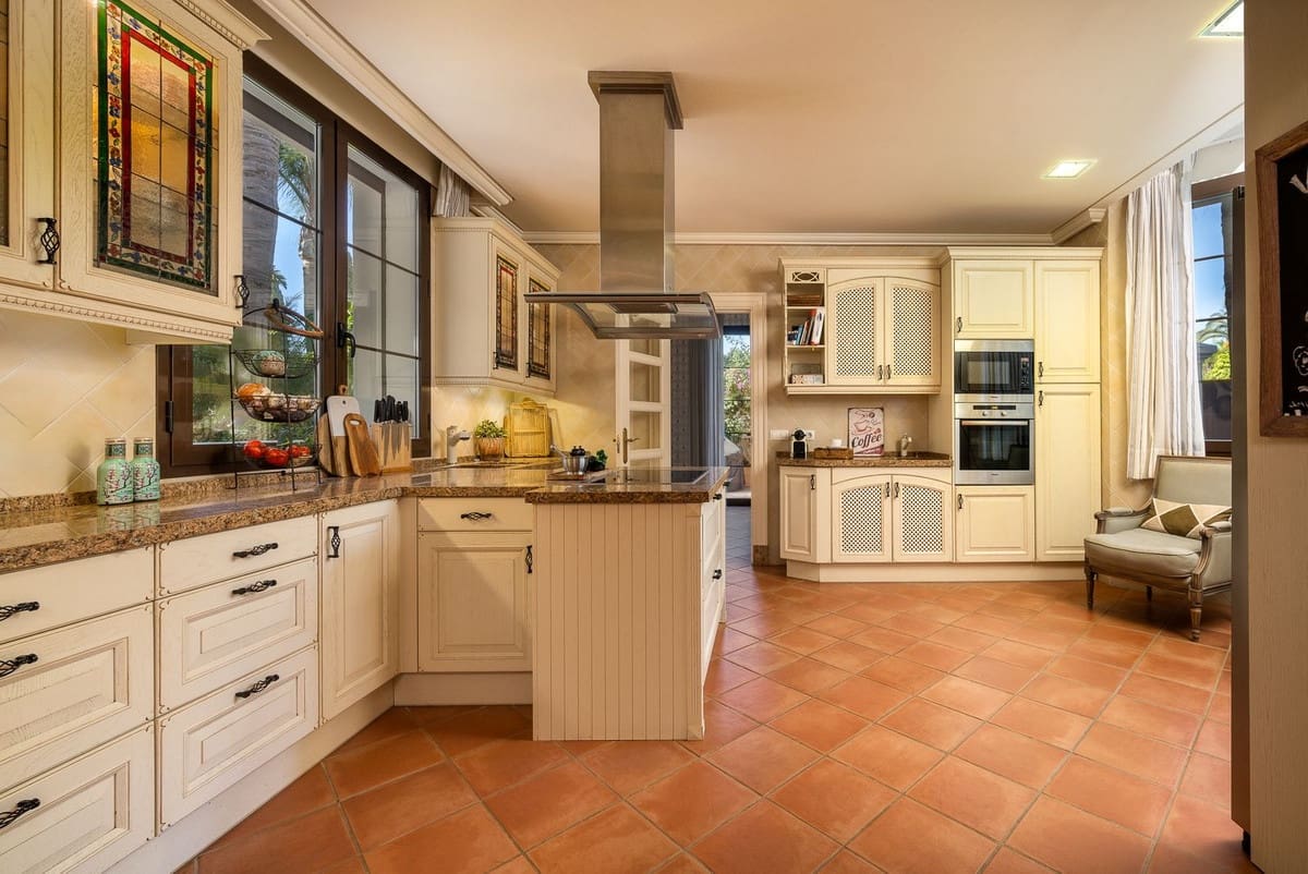 8 sypialnia Willa na sprzedaż w Guadalmina z basenem garażem - 7 500 000 € (Ref: 8763575)