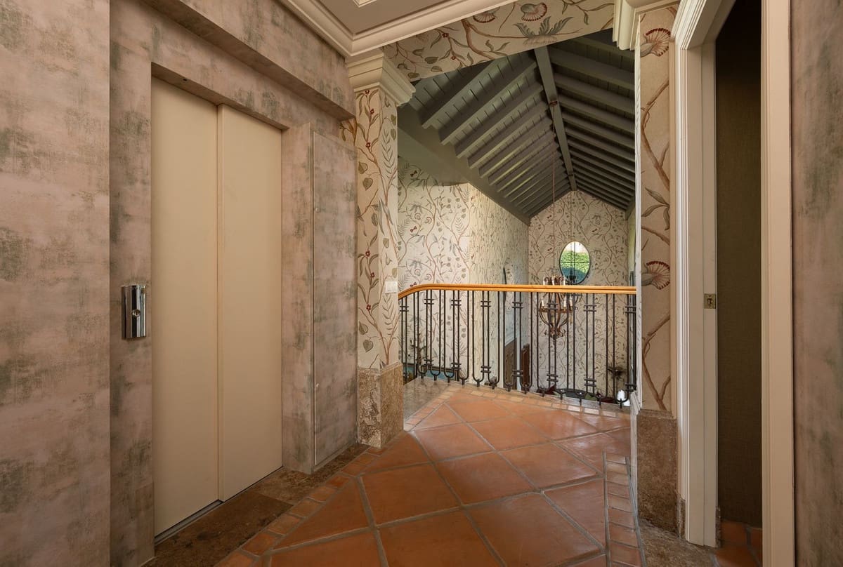 8 sypialnia Willa na sprzedaż w Guadalmina z basenem garażem - 7 500 000 € (Ref: 8763575)