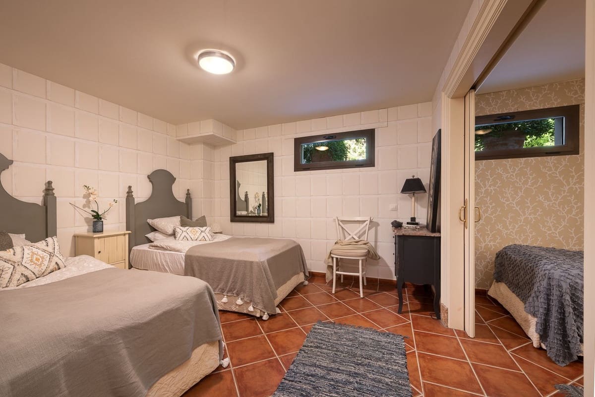 8 sypialnia Willa na sprzedaż w Guadalmina z basenem garażem - 7 500 000 € (Ref: 8763575)