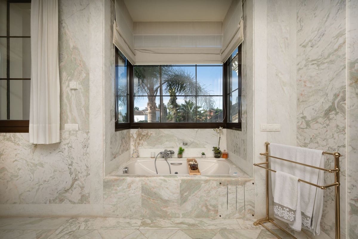 8 sypialnia Willa na sprzedaż w Guadalmina z basenem garażem - 7 500 000 € (Ref: 8763575)