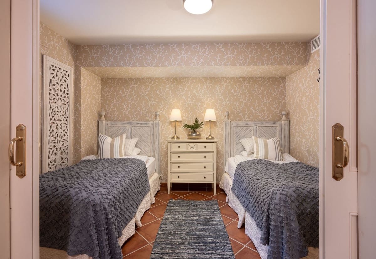 8 sypialnia Willa na sprzedaż w Guadalmina z basenem garażem - 7 500 000 € (Ref: 8763575)