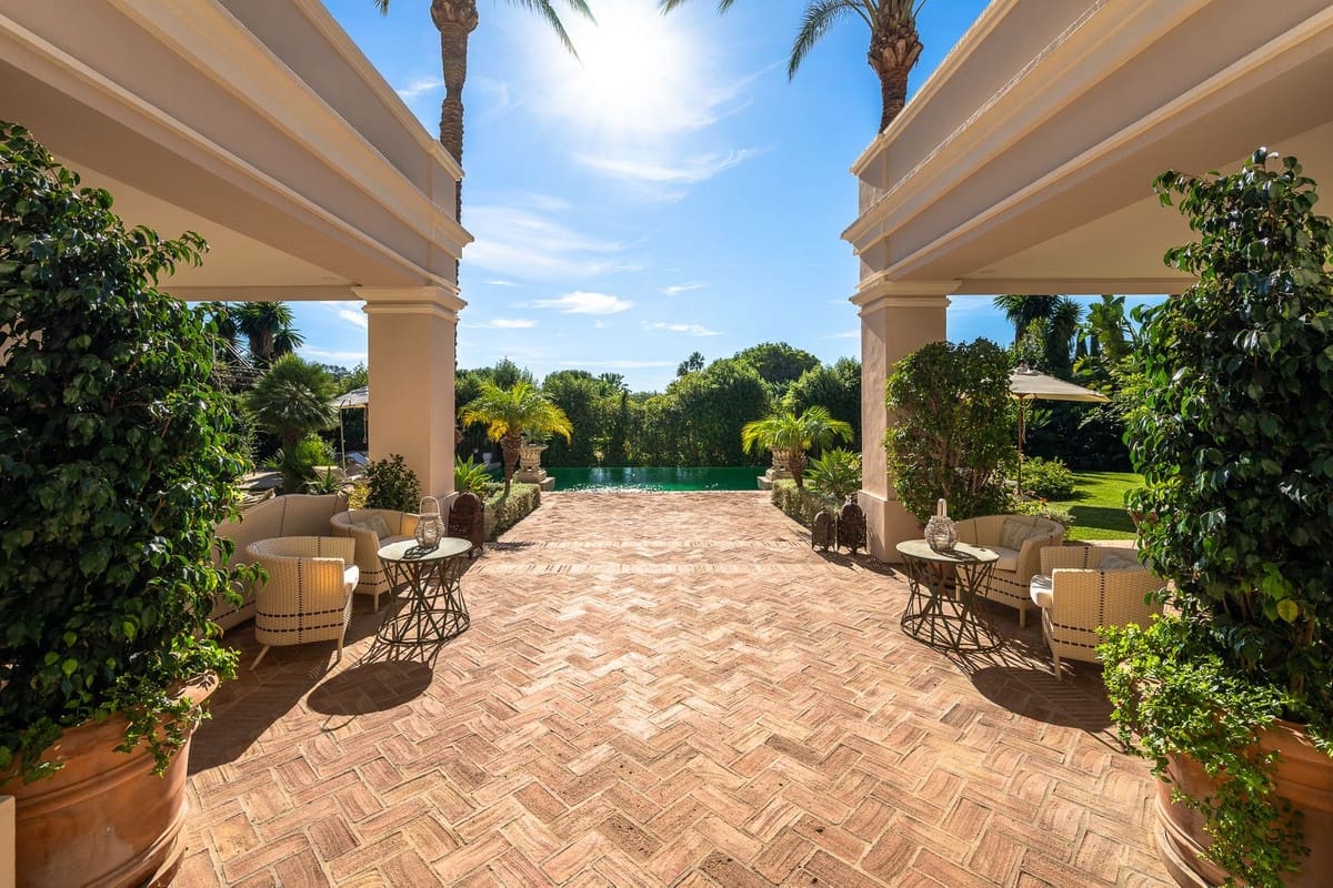 8 sypialnia Willa na sprzedaż w Guadalmina z basenem garażem - 7 500 000 € (Ref: 8763575)