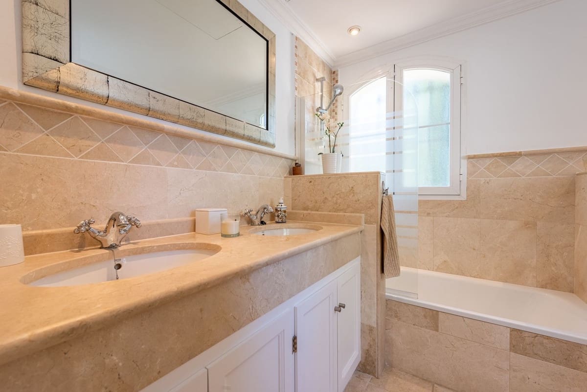 5 bedroom Villa for sale in Nueva Andalucia with pool garage - € 3,850,000 (Ref: 8763629)