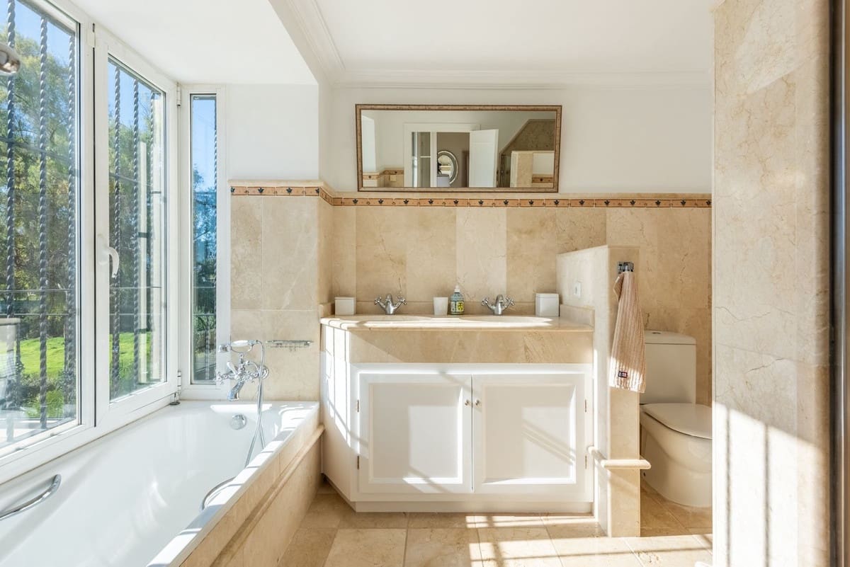 5 bedroom Villa for sale in Nueva Andalucia with pool garage - € 3,850,000 (Ref: 8763629)