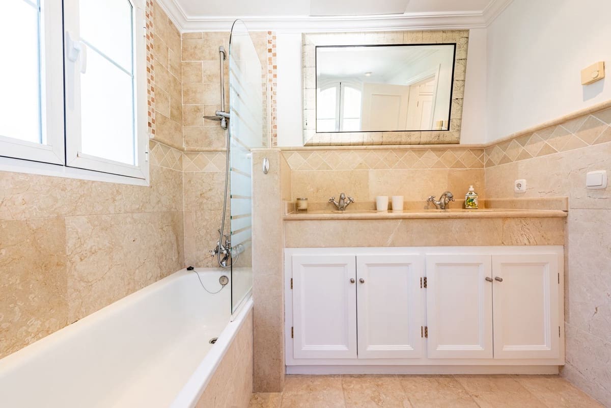 5 bedroom Villa for sale in Nueva Andalucia with pool garage - € 3,850,000 (Ref: 8763629)