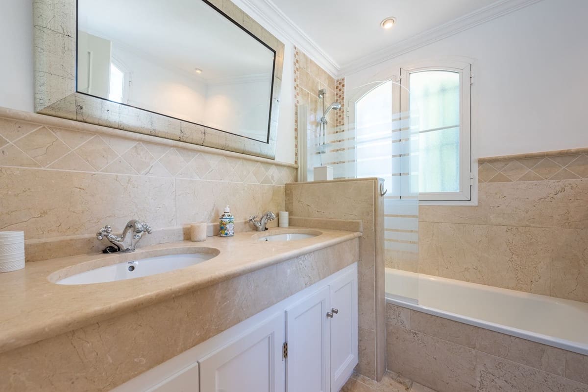 5 bedroom Villa for sale in Nueva Andalucia with pool garage - € 3,850,000 (Ref: 8763629)