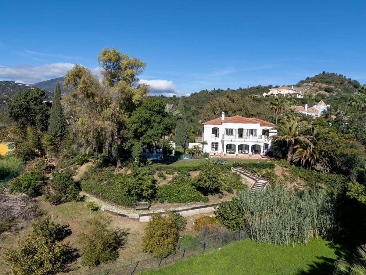 5 bedroom Villa for sale in Nueva Andalucia with pool garage - € 3,850,000 (Ref: 8763629)
