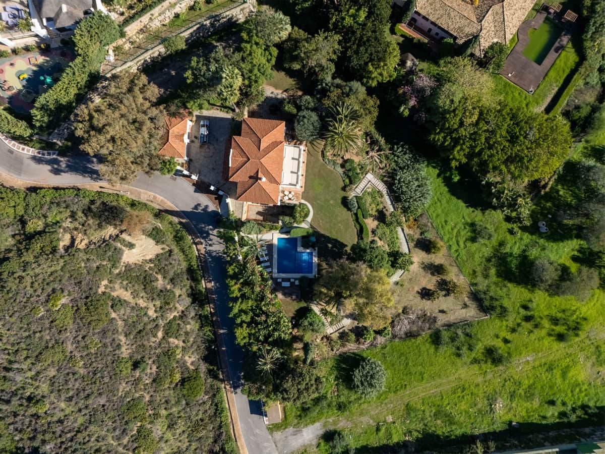 5 bedroom Villa for sale in Nueva Andalucia with pool garage - € 3,850,000 (Ref: 8763629)