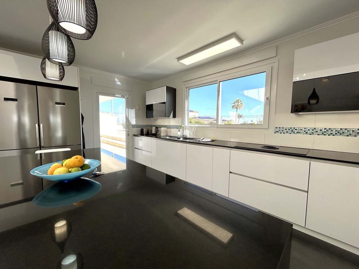 7 soveværelse Villa til salg i El Faro med swimmingpool garage - € 3.720.000 (Ref: 8763631)