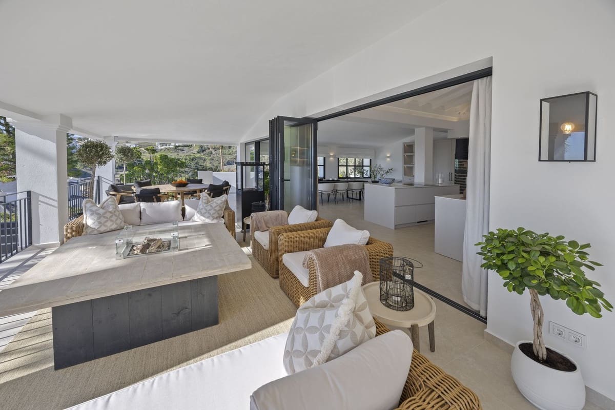 5 bedroom Villa for sale in El Paraiso with pool garage - € 4,975,000 (Ref: 8763635)