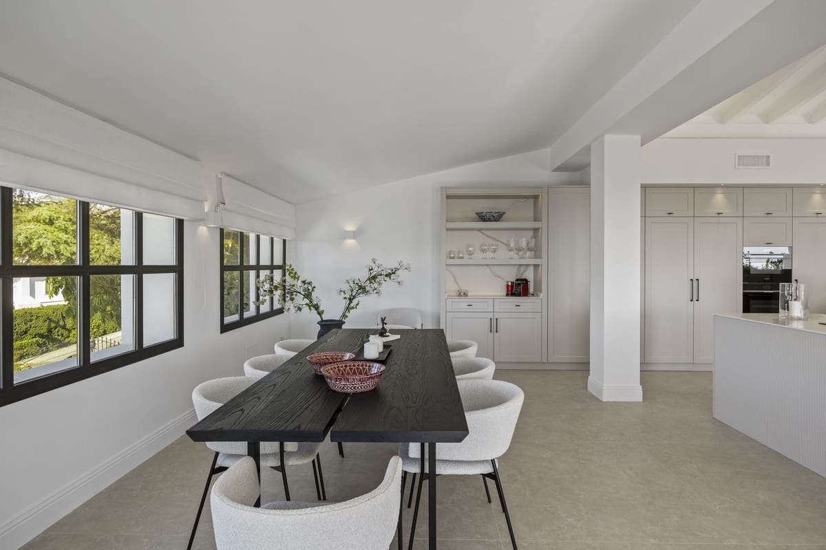 5 bedroom Villa for sale in El Paraiso with pool garage - € 4,975,000 (Ref: 8763635)