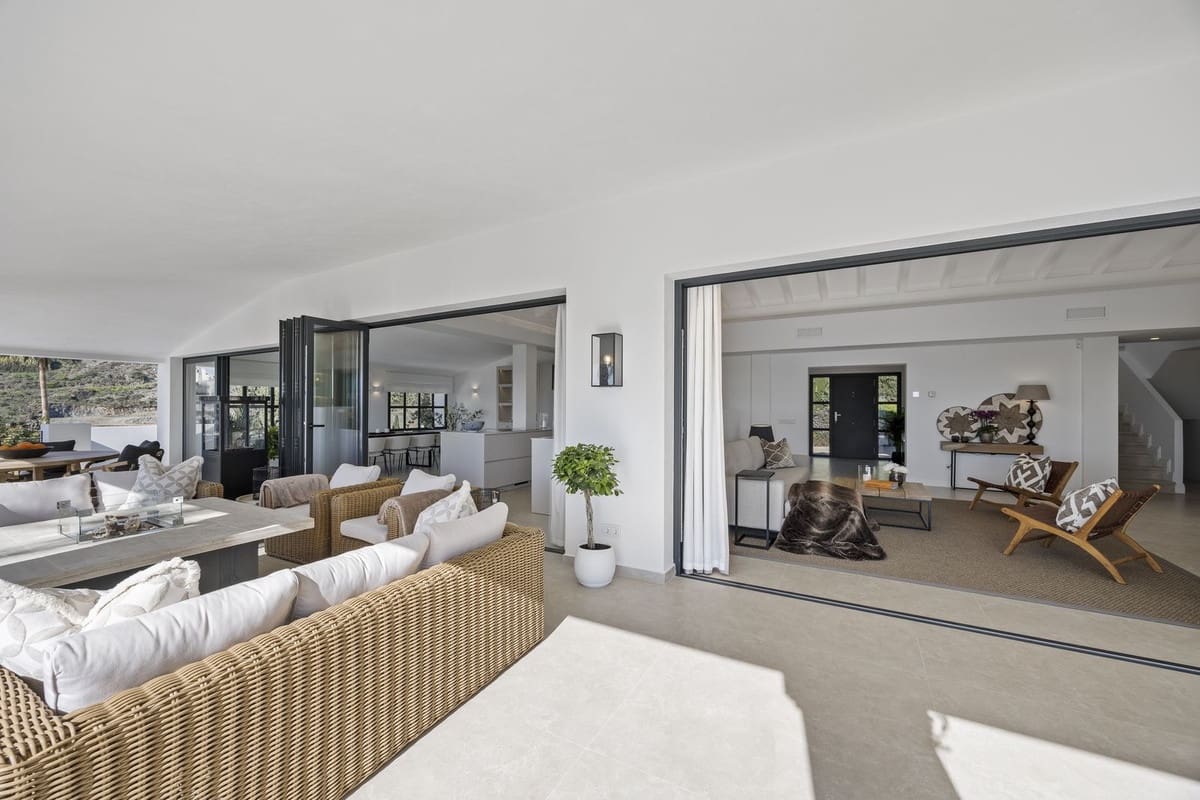 5 bedroom Villa for sale in El Paraiso with pool garage - € 4,975,000 (Ref: 8763635)