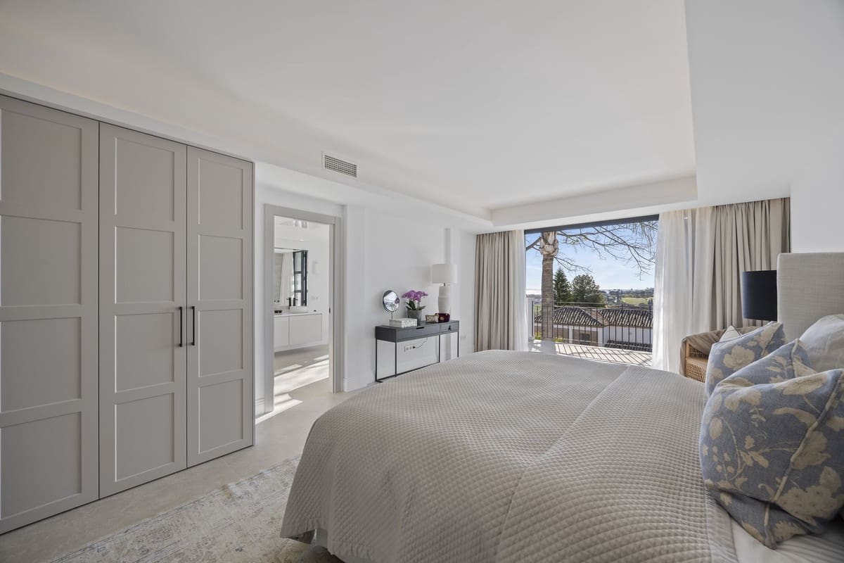 5 bedroom Villa for sale in El Paraiso with pool garage - € 4,975,000 (Ref: 8763635)