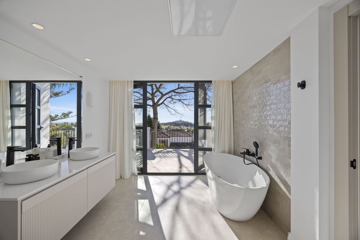 5 bedroom Villa for sale in El Paraiso with pool garage - € 4,975,000 (Ref: 8763635)