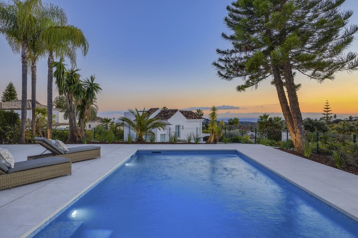 5 bedroom Villa for sale in El Paraiso with pool garage - € 4,975,000 (Ref: 8763635)