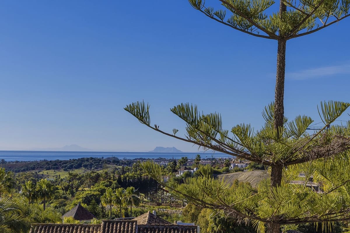 5 bedroom Villa for sale in El Paraiso with pool garage - € 4,975,000 (Ref: 8763635)