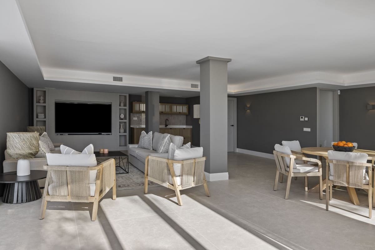 5 bedroom Villa for sale in El Paraiso with pool garage - € 4,975,000 (Ref: 8763635)