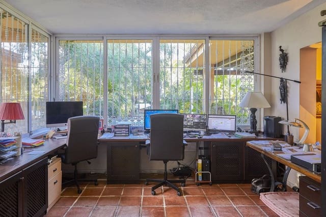 4 makuuhuone Huvila myytävänä paikassa Puerto Banus, Marbella mukana uima-altaan 
autotalli - 3 200 000 € (Ref: 8793376)